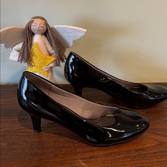 Life Stride Black Patent Leather Parigi Pumps - Picture 4 of 10